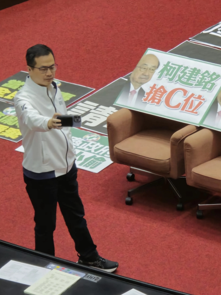 羅智強自嗨合影「柯建銘搶C位」手板!綠委「揪1點」開嗆:還有臉罵別人