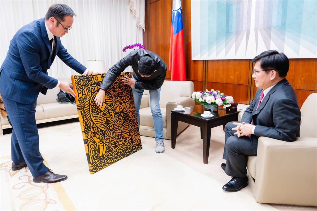 兩魚相擁情更濃!吳品諭以台帛國寶魚創作 林佳龍:實現人人都是外交官