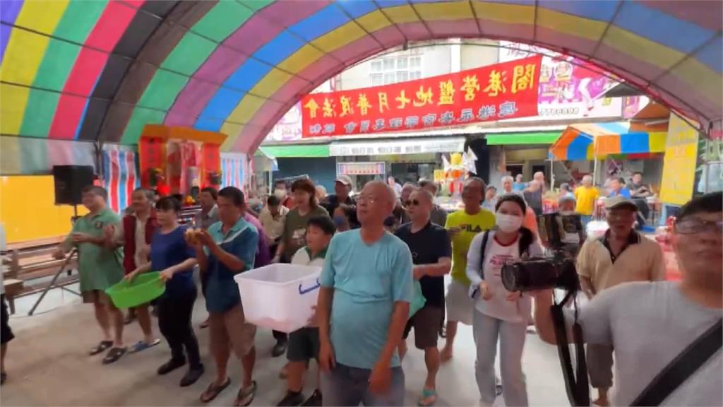 大撒幣！　鹿港永安宮普渡撒"美鈔"　信眾自備"桶子"搶金　