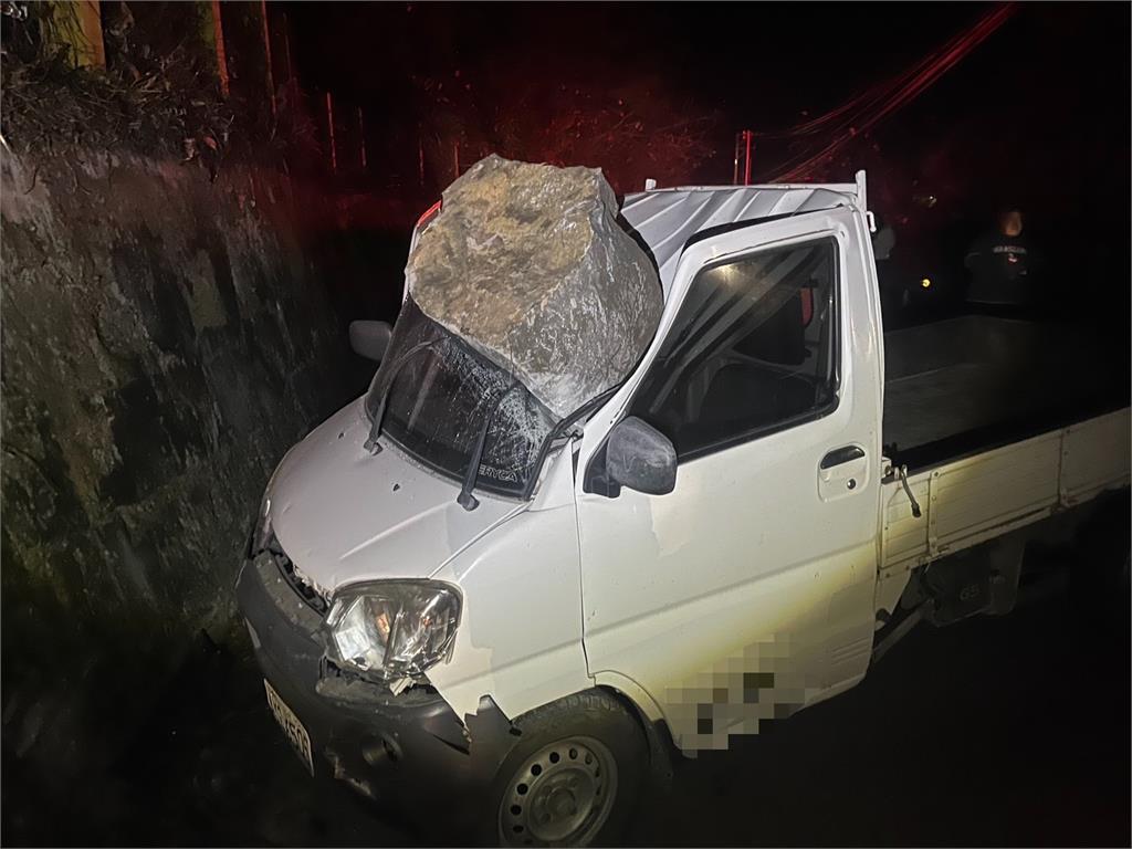 驚險！苗栗泰安「巨大落石」砸中貨車　幸車內２外籍移工逃過一劫