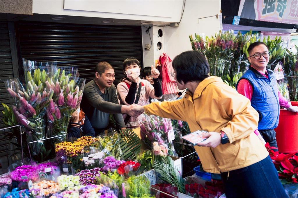 快新聞/人氣超旺!蘇巧慧首度以參選人身分掃街 民眾嗨喊「蘇市長」