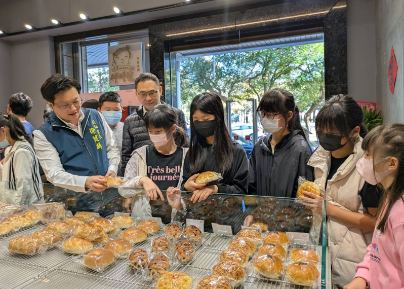 南市府攜手民間傳遞溫暖　弱勢兒少品嘗世界冠軍麵包
