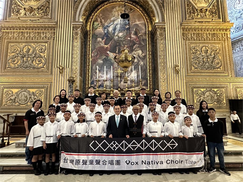 快新聞/與良14世合影!台灣原聲合唱團唱進教廷 林佳龍:展現我國軟實力
