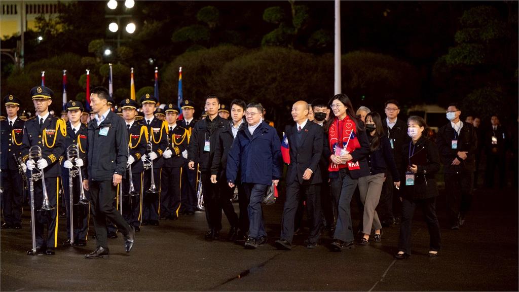 快新聞/府前元旦升旗登場!賴清德手持小國旗現身唱國歌 鄭麗文披紅圍巾、與賴零互動