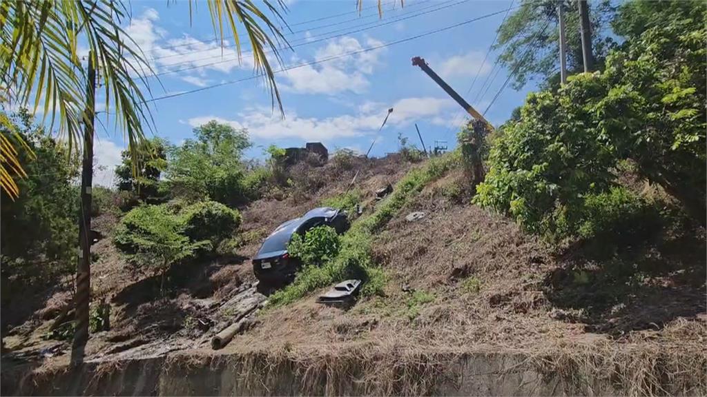 轎車自撞電線桿滑落山坡　車體一半懸空2人受困