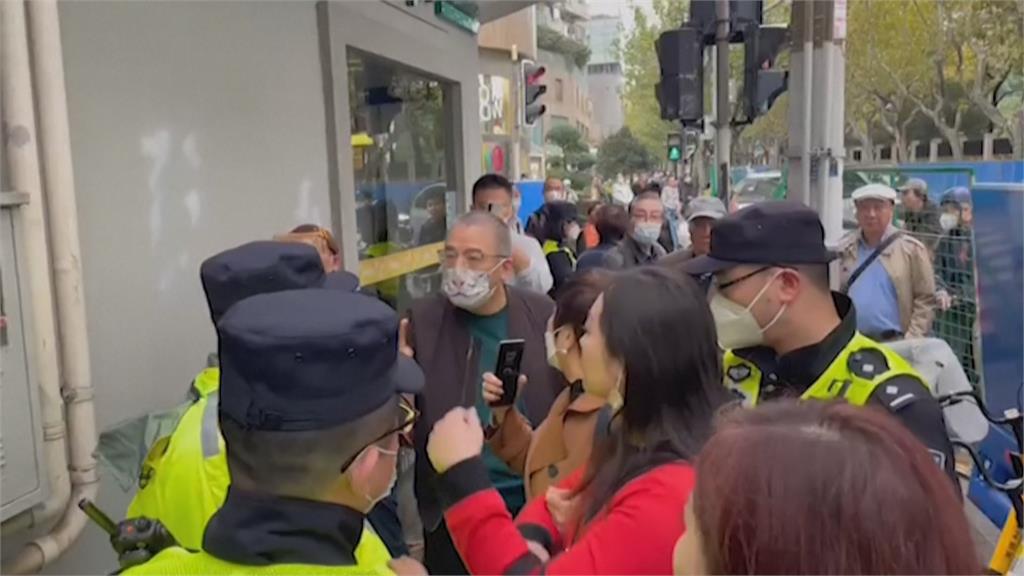 中國「白紙革命」遍地開花 多名警察圍繞1女要求刪照片爆拉扯