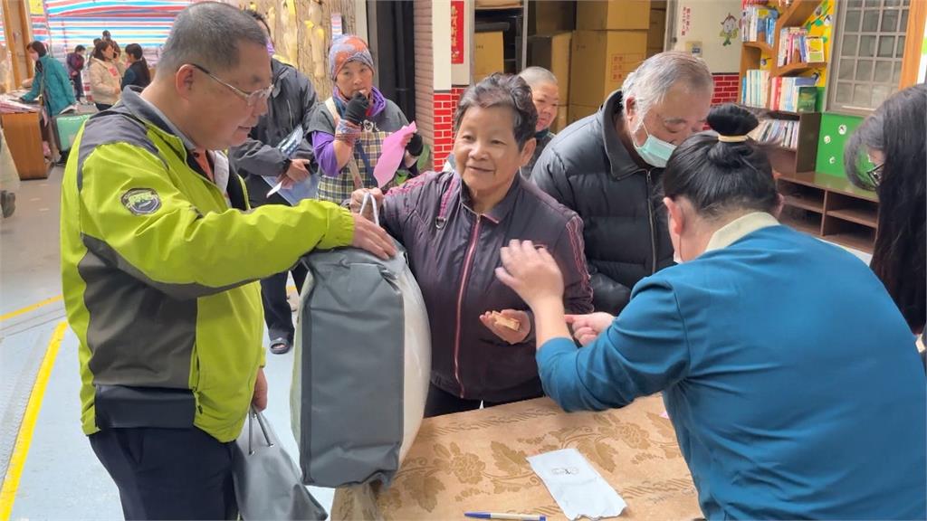 砸百萬做公益!南投業者發放500條發熱被 助在地清寒戶溫暖過冬