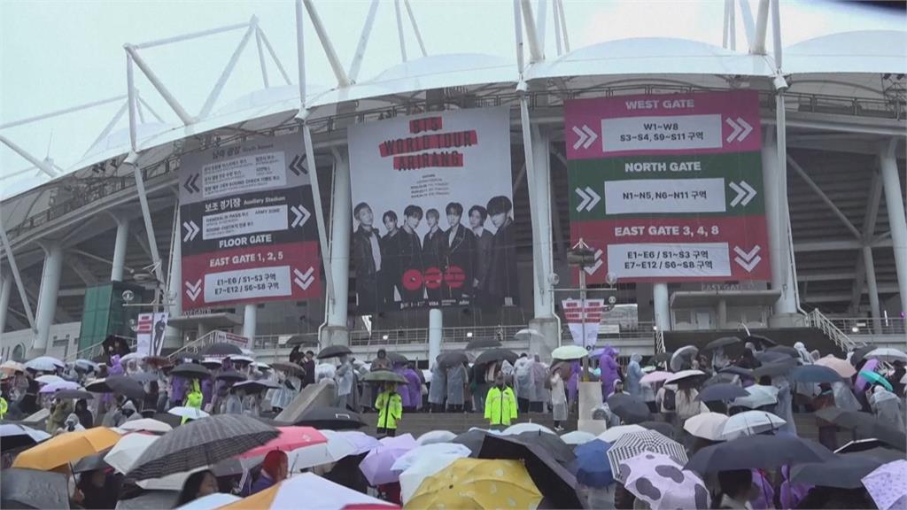 韓團ＢＴＳ回來了！　睽違４年世巡首唱　逾４萬名粉絲擠爆高陽運動場