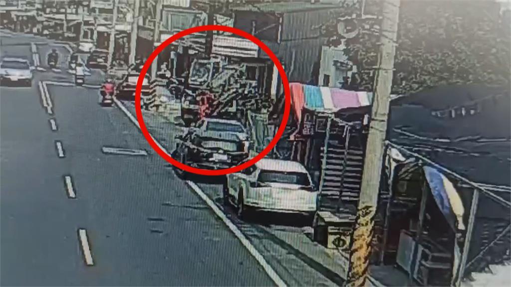 台南新化道路突坍塌現大坑洞 憂降雨釀災緊急清除土石搶修