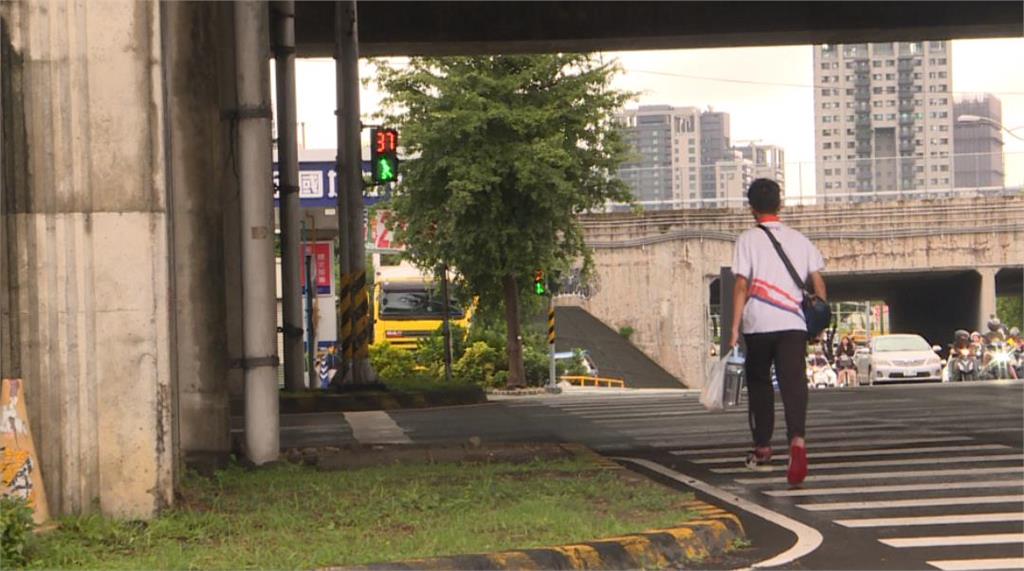 異言堂(影)／ 過馬路像賽跑？　台中路口45秒要衝十個車道