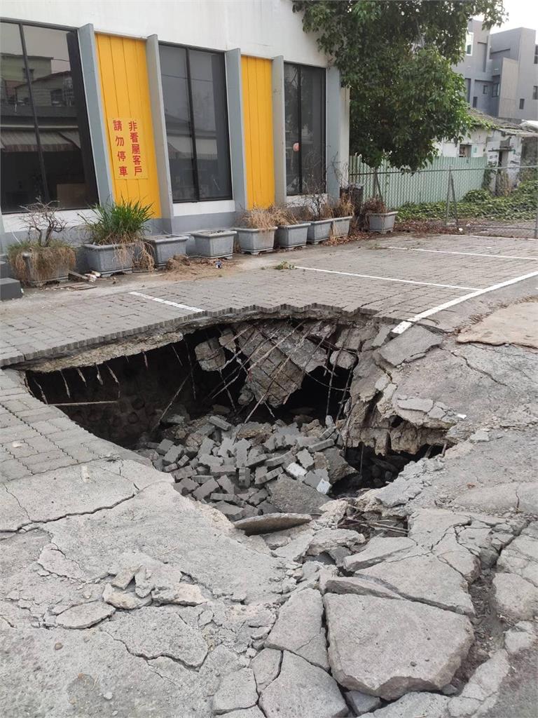 快新聞/畫面曝光!台南新化道路塌陷成「天坑」 現場封閉怪手進駐處置
