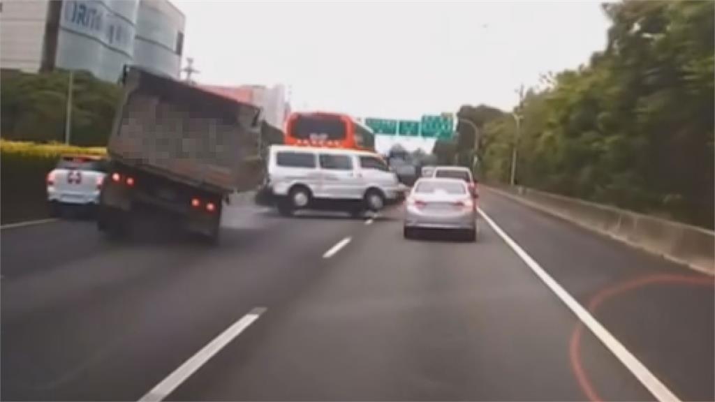 追撞瞬間曝光!國道1號砂石車高速衝撞 「轎車秒變廢鐵」駕駛逃死劫