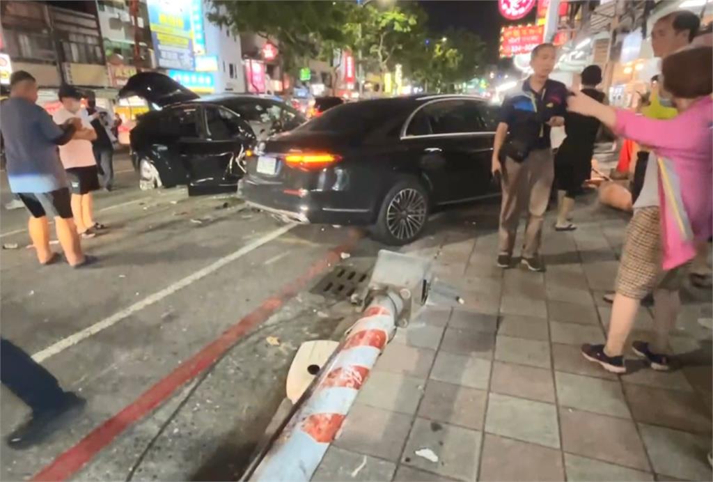 高雄特斯拉疑故障撞進夜市！　路邊賓士吸第一線衝擊救命