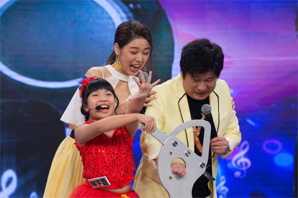 《台灣那麼旺》江宏恩當年原來是歌手出道！8歲女娃帶刀要來切胡瓜的手「抖問到底會不會」