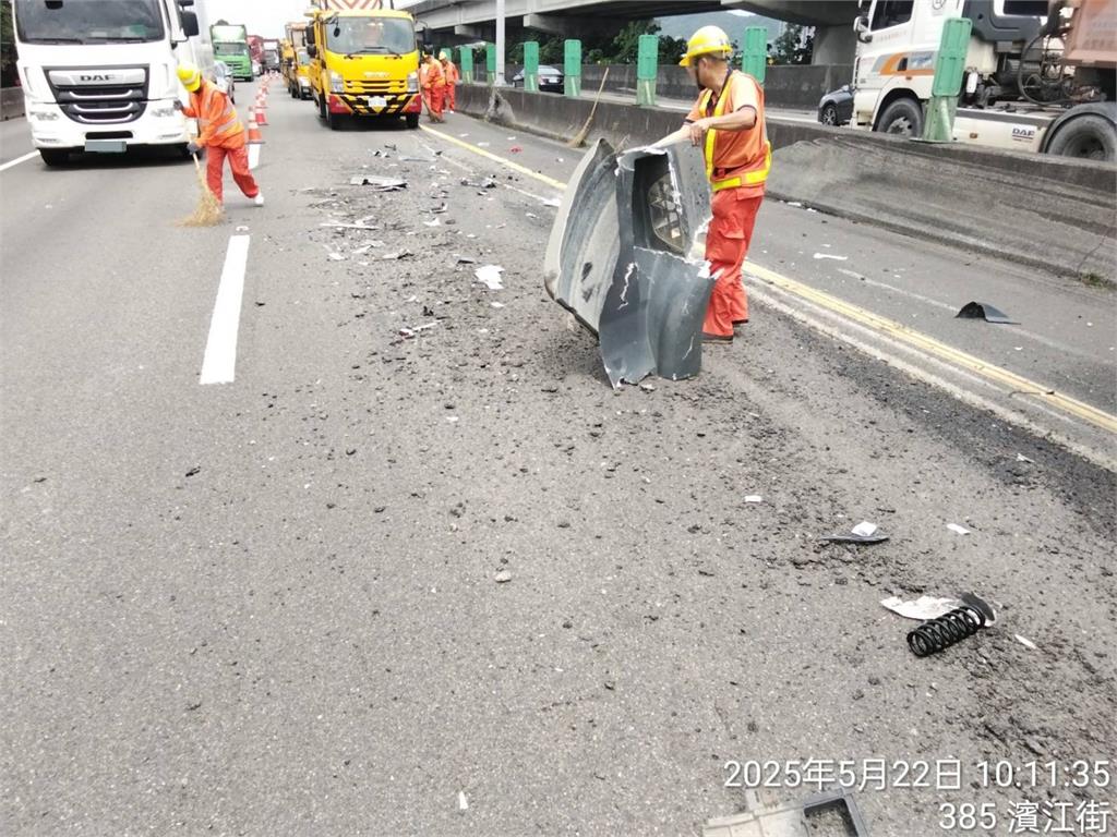 快新聞/國1圓山段「聯結車追尾國光客運」1傷 現場畫面曝光