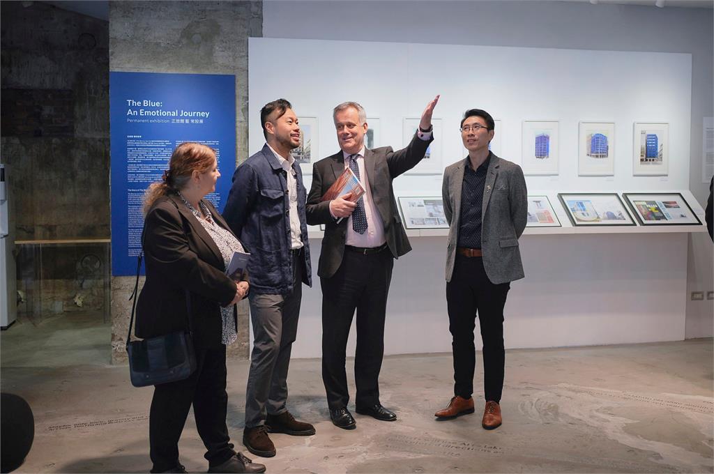 英駐台代表鄧元翰到訪《正旅館 藍》!知名藝術家蘇子崴揭示設計理念