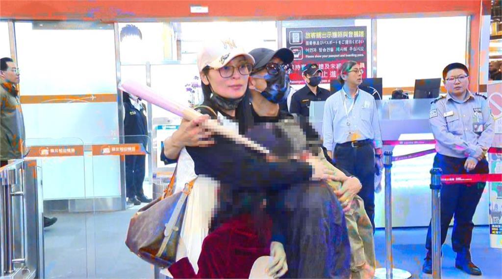 亞亞鼓吹統一遭嗆「舉家回祖國」!竟嘴硬喊「台灣是中國的」:為何不能待?