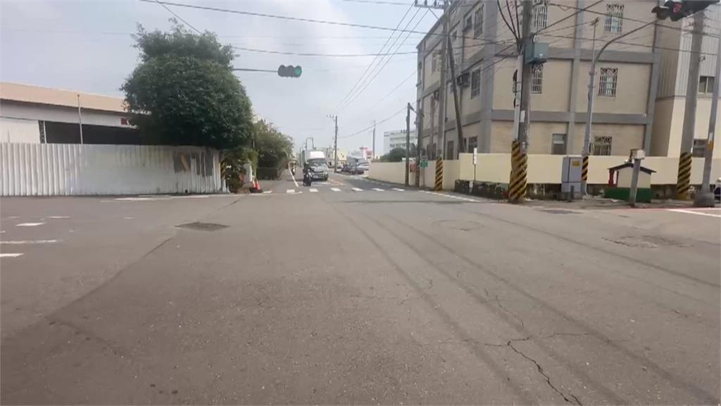 危！　一家4口過馬路　左轉拖吊車未禮讓還出拳毆人