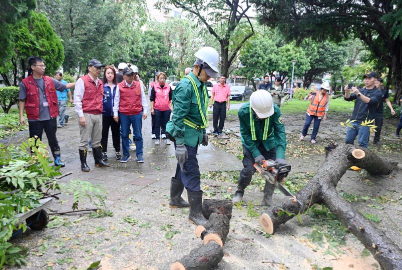 快新聞/新北大量路樹遭颱風吹倒! 侯友宜籲企業主:體恤員工因交通遲到