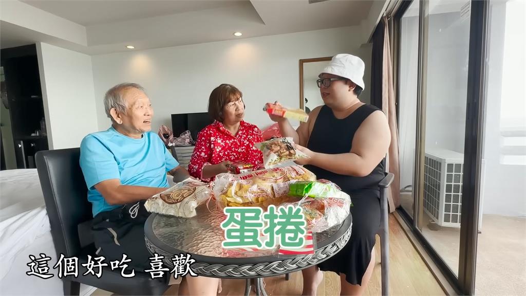 泰國爸初嚐台灣1古早味零食停不下口　笑喊：沒糖尿病肯定好吃