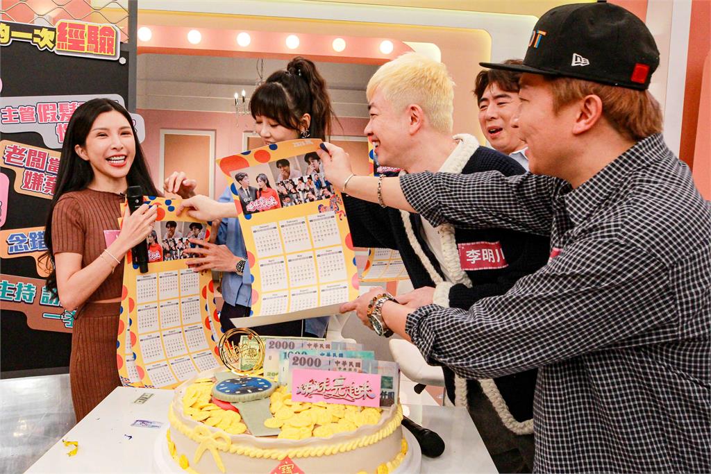 梁赫群慶生嚴立婷臉上超無奈！楊繡惠要將台灣孔劉年曆貼浴室一起共浴