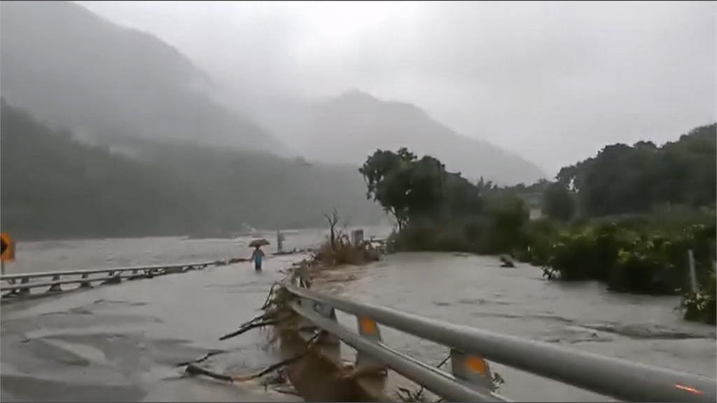 高雄山區泥水淹沒便橋　梅山口部落土石流沖入民宅
