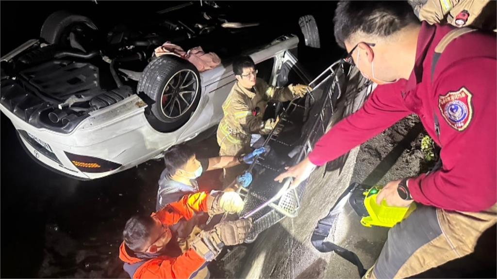 T字路口直直開 轎車「飛越農田」墜大排2死