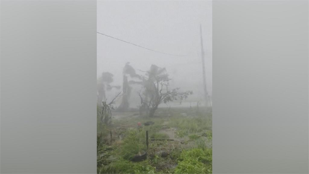 強颱「巴威」橫掃關島 數萬戶無電可用 屋頂被吹掀