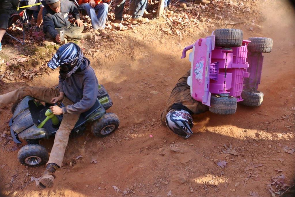 成人駕駛兒童車　人仰馬翻！　美國極限芭比吉普車賽笑料百出