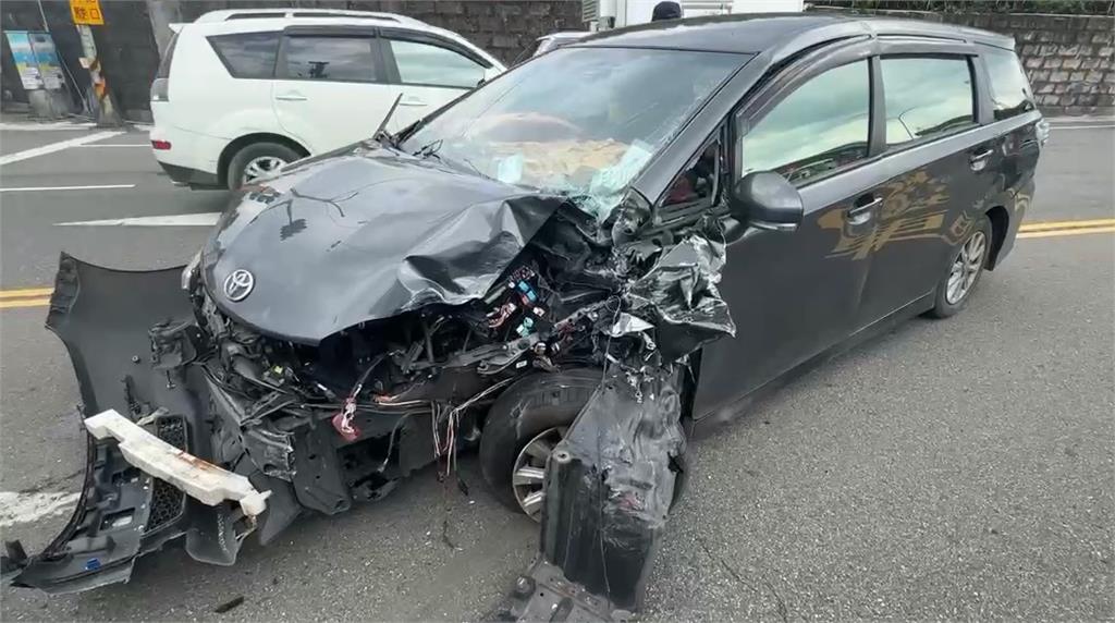 基隆遊覽車遭轎車逆向撞　多名日籍乘客輕傷