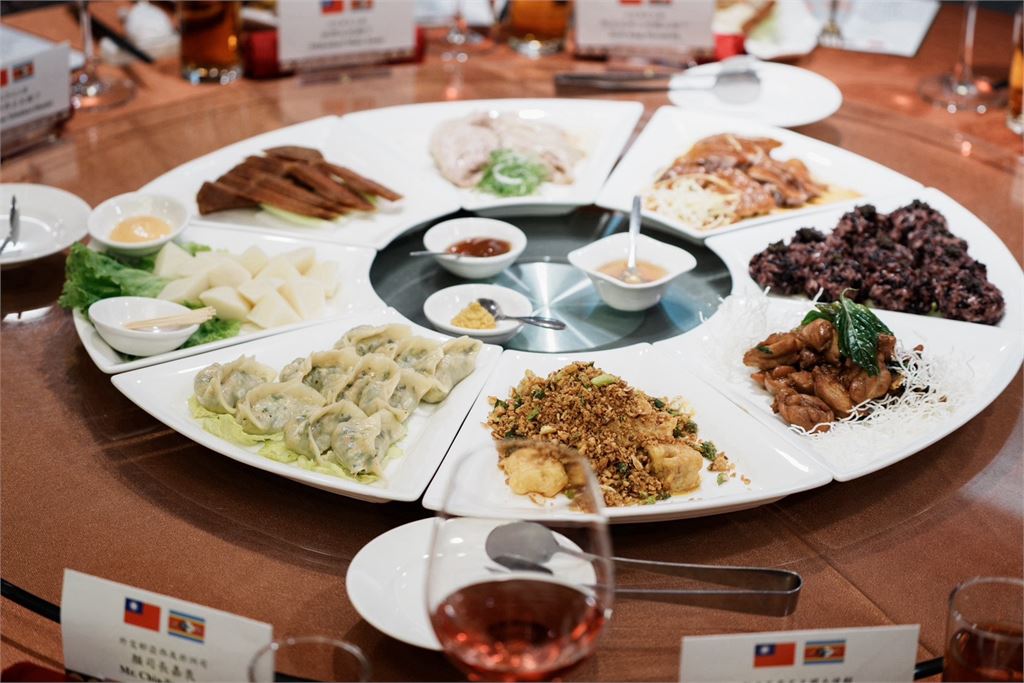 幕後／漏網鏡頭！史王訪台竟被「這杯飲料」收服　賴總統暖舉曝光