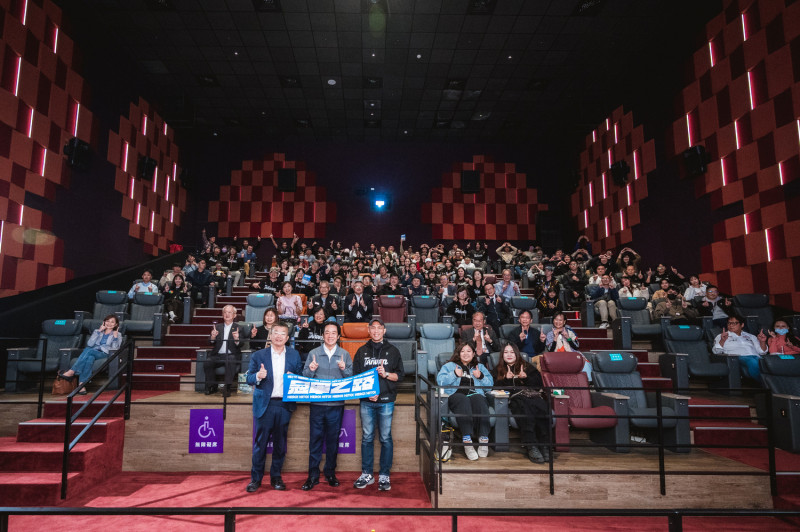 棒球／資深棒球迷總統賴清德朝聖！讚嘆「上帝寫的劇本」！冠軍之路票房破3500萬