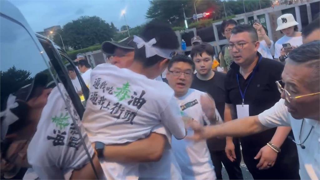 晚會高潮！三人輪椅推上台遭送醫　四叉貓大酸：前幾天就預言