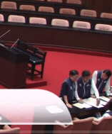 王鴻薇摔文件「對花蓮王發飆」！傅崐萁「急奉茶畫面曝光」突抖1事