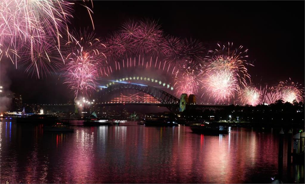 快新聞／紐澳東亞接力瘋跨年　日韓依循傳統「敲鐘」迎接2026