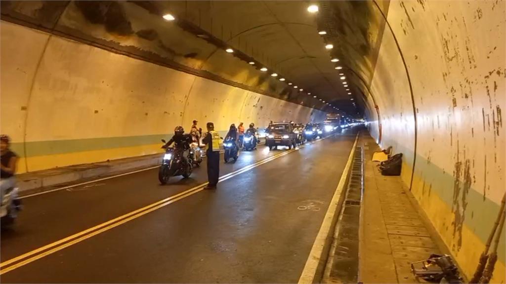 花蓮「跳浪二號」隧道連環撞　燈光昏暗？「5輛車嚴重變形」