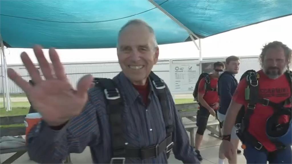 慶祝90歲生日、戰勝淋巴癌　美國男1.8萬英尺高空跳傘