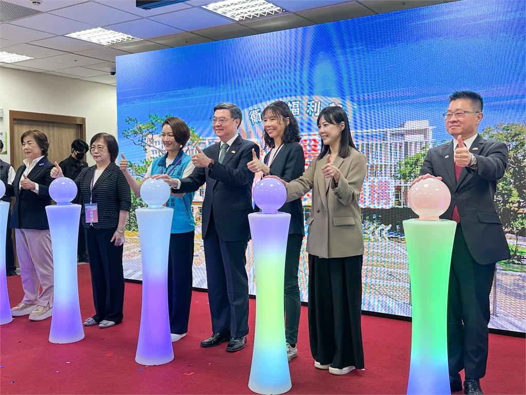 台中正妹練肌力繃不住猛笑「抬頭竟是洪慈傭」！為尪請辭3年近況曝光