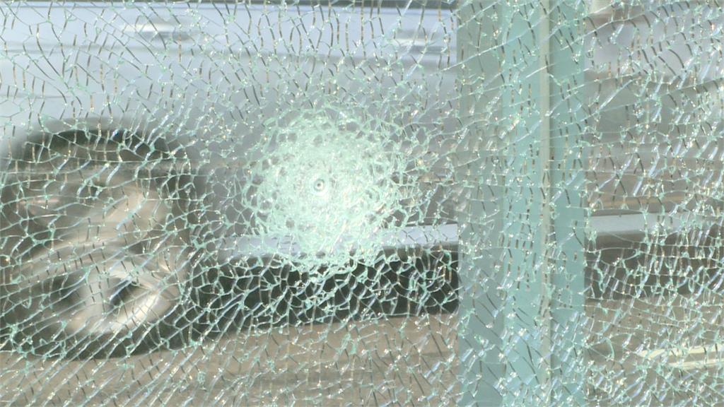 疑遭空氣槍射擊鋼珠彈　淡海3輕軌站、3公車站亭玻璃碎裂