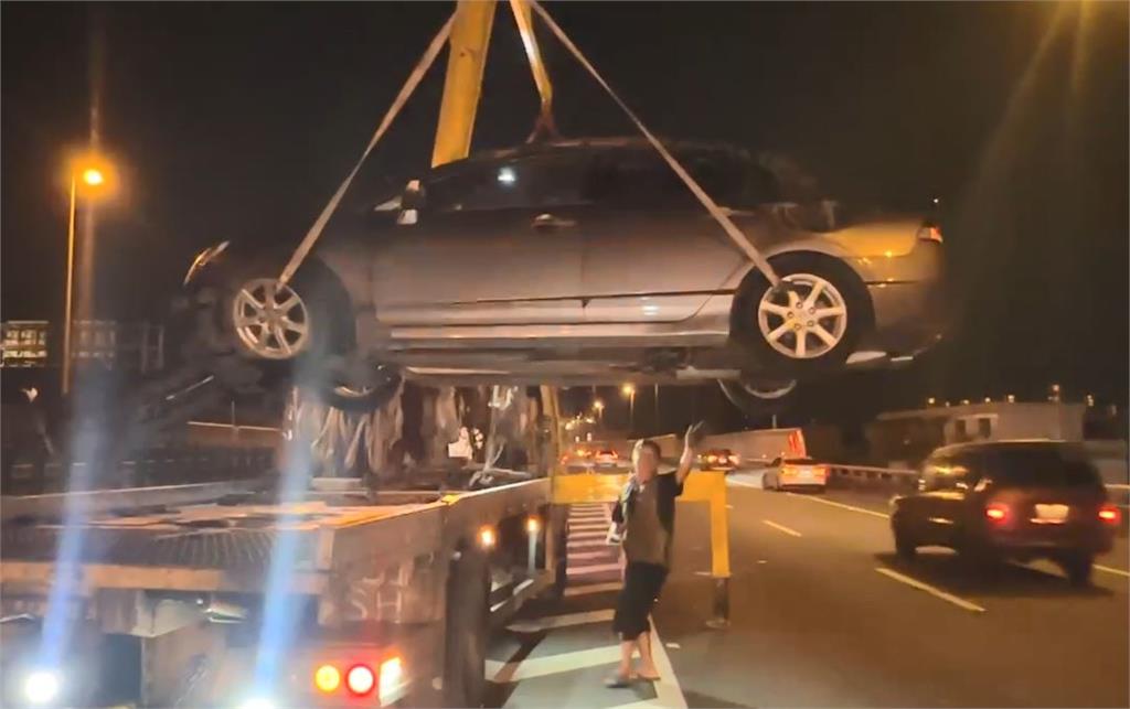 行駛國道壓到鐵管 小客車失控翻覆 駕駛受傷