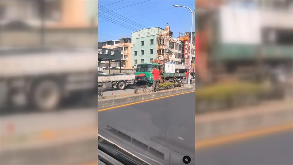 五車連環撞！小貨車疑剎車不及追撞　轎車慘成夾心餅乾、駕駛送醫