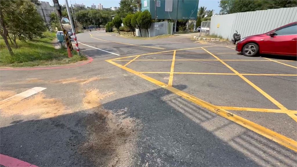 離奇車禍！竹市小貨車突迴轉　騎士猛撞「噴飛躺進車斗」