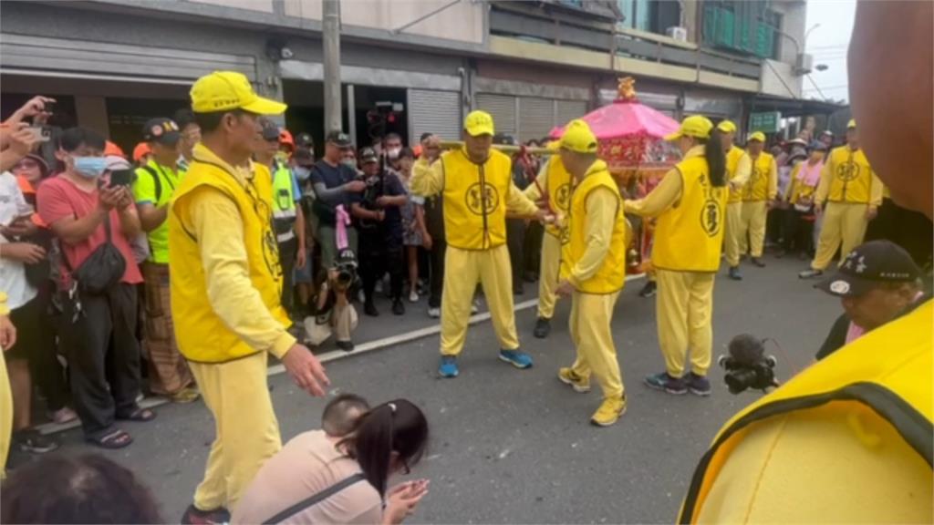 母帶6歲遲緩兒鑽轎腳！白沙屯媽祖「賜福停駕5分鐘」超暖畫面曝