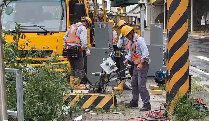 轉彎失控？　整輛車撞破水管排氣閥　　水柱狂噴2層樓高