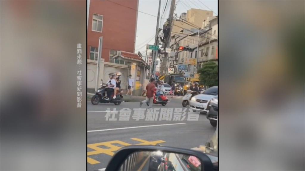 失聯移工與員警跨越多車道追逐 等紅燈民眾看傻眼