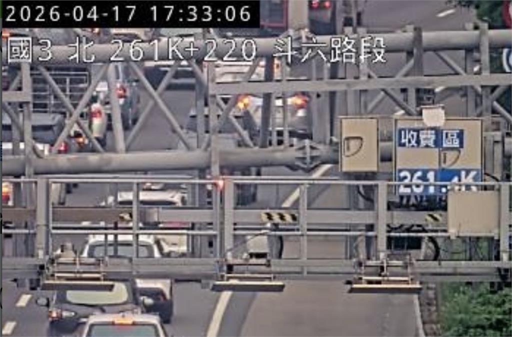 最新／下班注意！國1轎車「90度側翻」釀回堵　斗六路段5車追撞