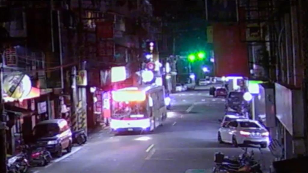 你碰到我了!搭公車不滿「被碰到」 男將70歲翁踹下車