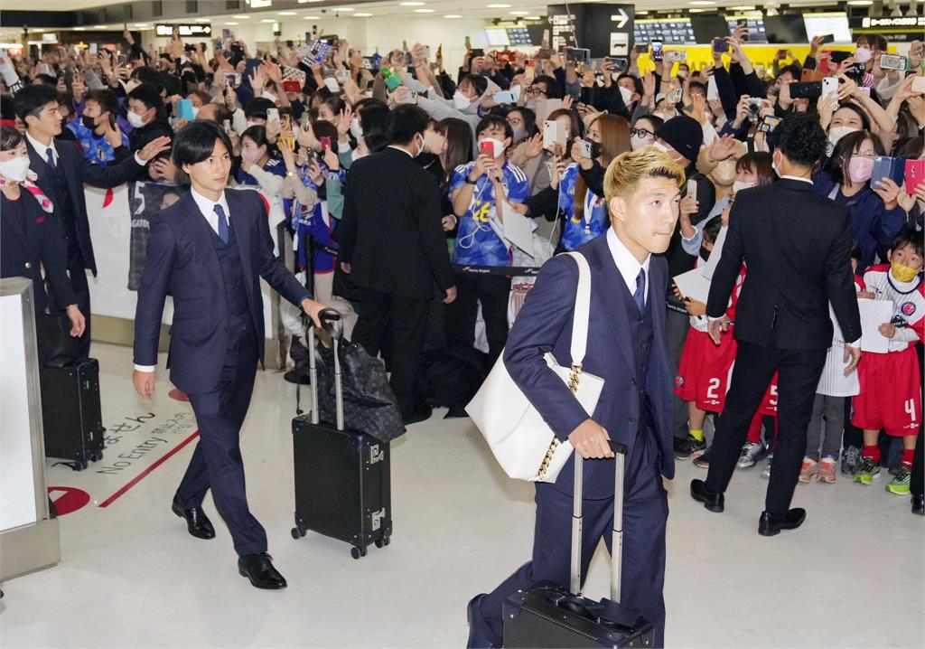「英雄們回歸」日本足球隊返國　機場湧650名球迷：謝謝你們！