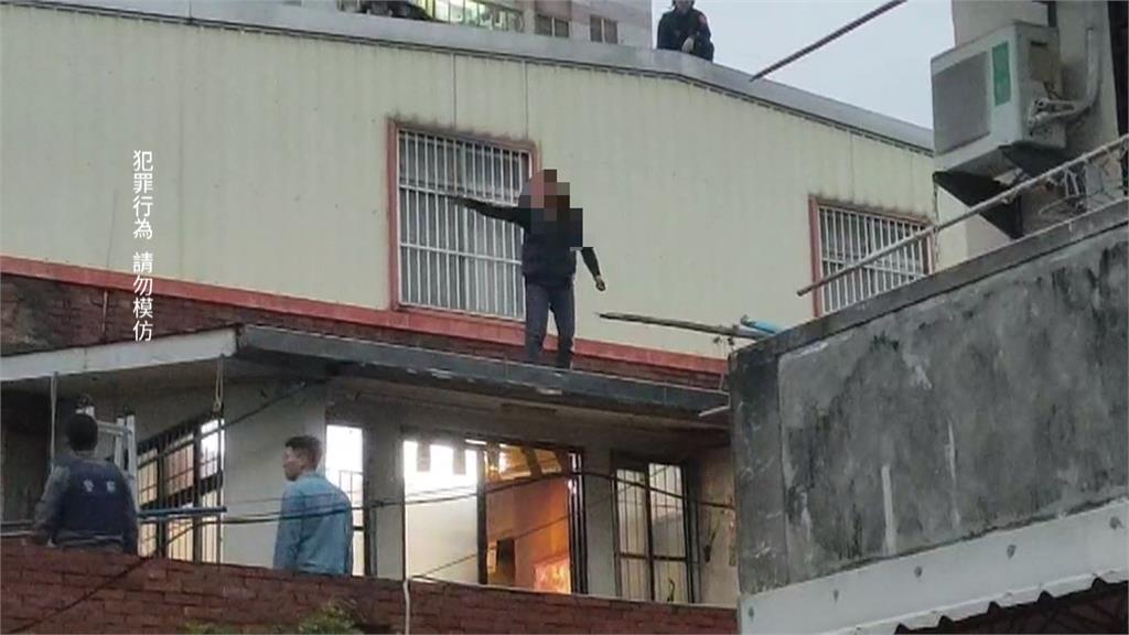 通緝犯丟磚瓦、花盆、揮刀拒捕　警噴辣椒水、開電擊槍3小時逮人