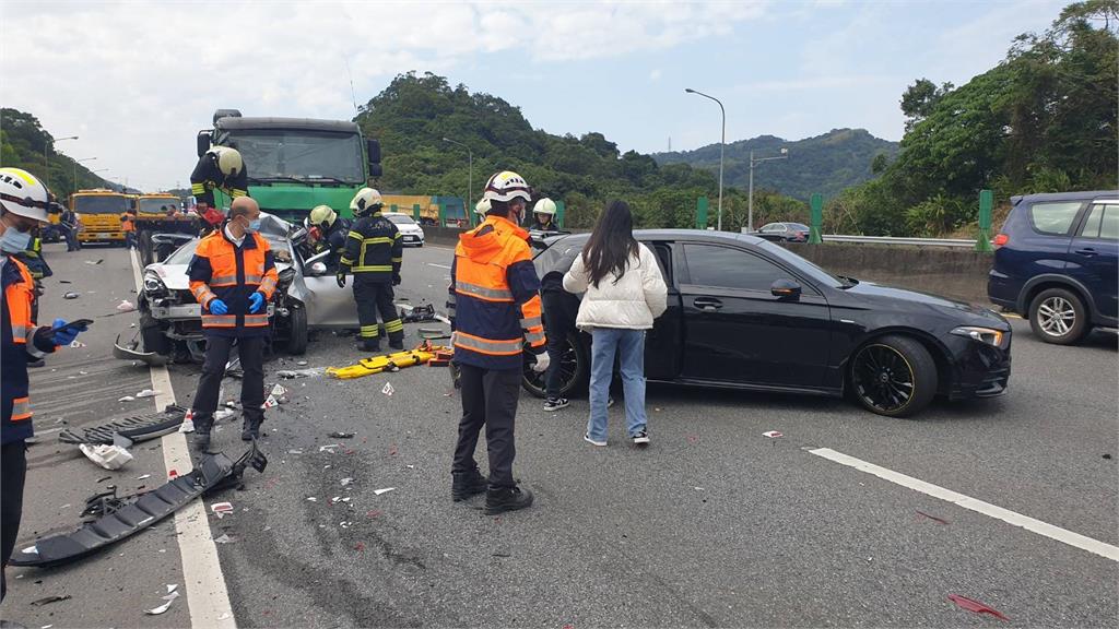 快新聞/國3北上16.3K「5車追撞」 1受困7傷 銀色轎車只剩半截
